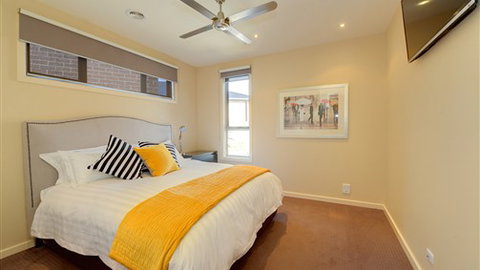 Canadian Lakehouse - QLD Tourism 1