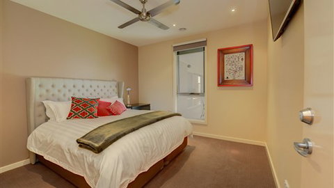 Canadian Lakehouse - QLD Tourism 2