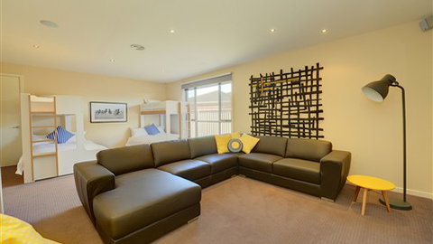 Canadian Lakehouse - QLD Tourism 4