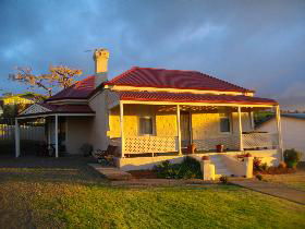Charlie Bates Cottage - QLD Tourism 0