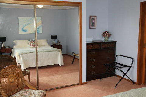 Adrienne's Place On The Hill - QLD Tourism 1