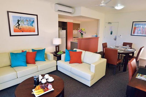 Advance Serviced Apartments - QLD Tourism 0