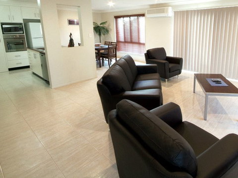 Annand Mews Serviced Apartments - QLD Tourism 1