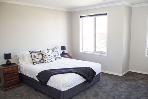 Ballarat Luxury Villas - QLD Tourism 0