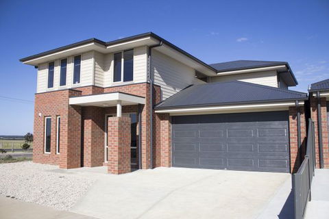 Ballarat Luxury Villas - QLD Tourism 1