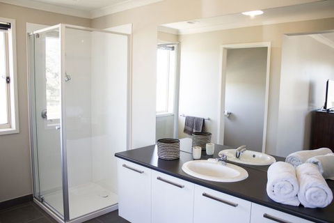 Ballarat Luxury Villas - QLD Tourism 2