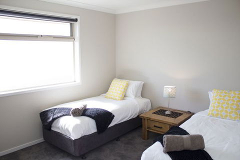 Ballarat Luxury Villas - QLD Tourism 4