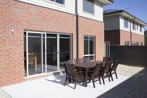 Ballarat Luxury Villas - QLD Tourism 5