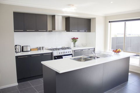 Ballarat Luxury Villas - QLD Tourism 6