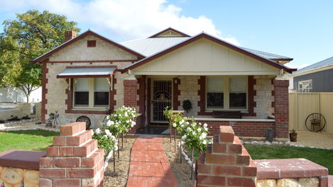 Two Cow Cottage Bed And Breakfast - QLD Tourism 0
