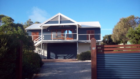Top Deck Marion Bay - QLD Tourism 0