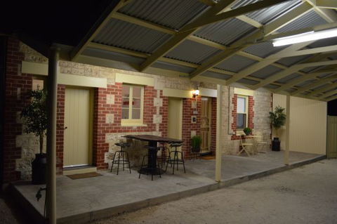 Two Cow Cottage Bed And Breakfast - QLD Tourism 3