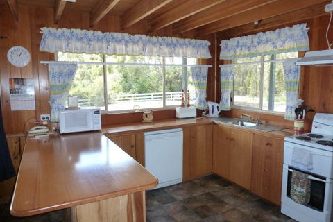 Arties Cottage Accommodation - QLD Tourism 3