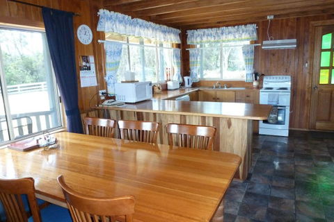 Arties Cottage Accommodation - QLD Tourism 4