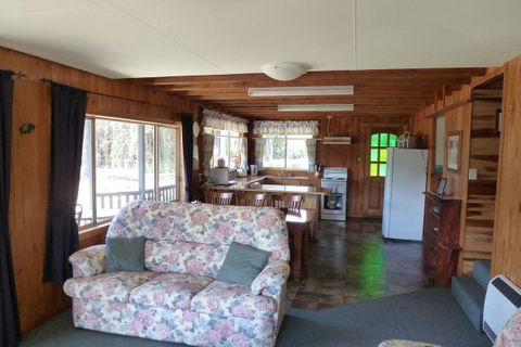 Arties Cottage Accommodation - QLD Tourism 7