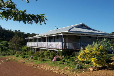 Blue House Bed And Breakfast - QLD Tourism 0