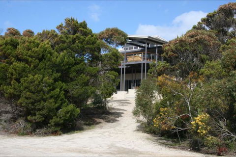 De Coudie Beach House - QLD Tourism 1