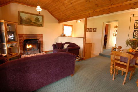 Enerby Farm Cottage - QLD Tourism 5