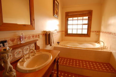 Enerby Farm Cottage - QLD Tourism 6