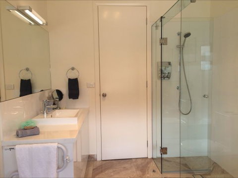 Heathcote Views Bed & Breakfast - Queensland Tourism 3