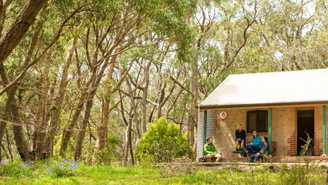 Mount Lofty Cottage YHA - QLD Tourism 1