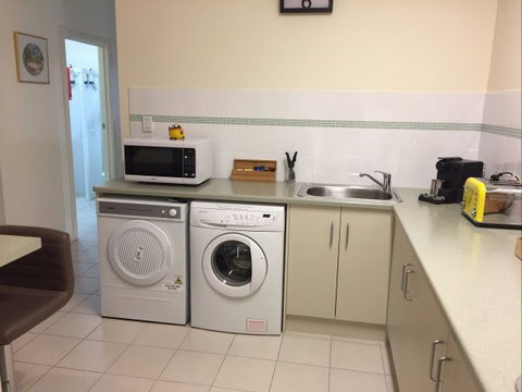 Lyreen's Apartment Bed And Breakfast - Queensland Tourism 10