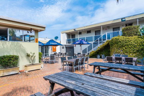Merimbula Lakeview  Hotel  - QLD Tourism 3