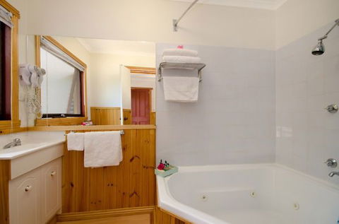 Ocean Grove Cedar Cabins - Queensland Tourism 4