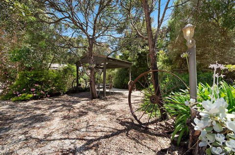 Ocean Grove Cedar Cabins - Queensland Tourism 8