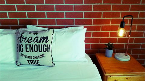 Pyrenees Motel - QLD Tourism 0