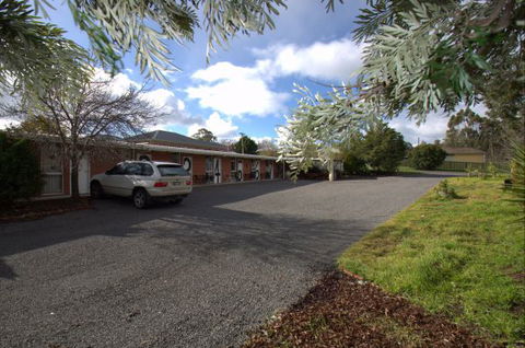 Pyrenees Motel - QLD Tourism 1