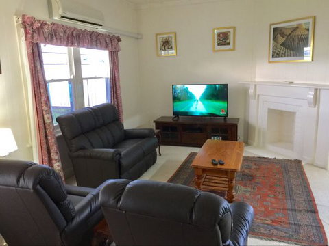 Smith Street Cottage - Queensland Tourism 7