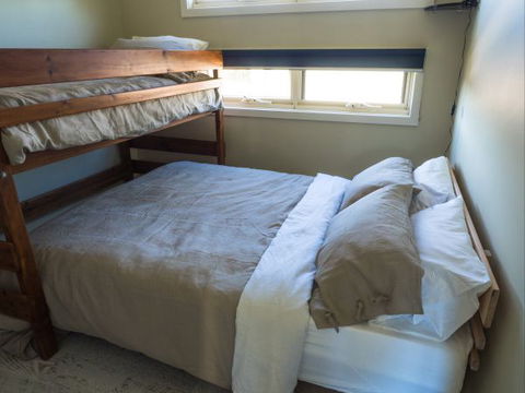 Alice's Palace Ocean Grove - Queensland Tourism 7