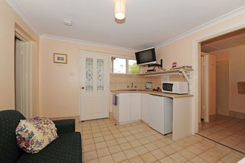 Albany View Street Lodge Bed And Breakfast And Art Studio - QLD Tourism 1