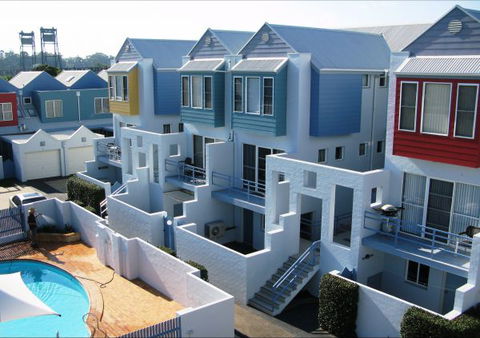 Bluedock Apartments - Queensland Tourism 1