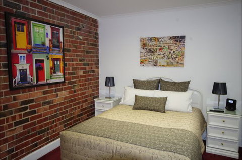 Ensenada Motor Inn And Suites - QLD Tourism 4