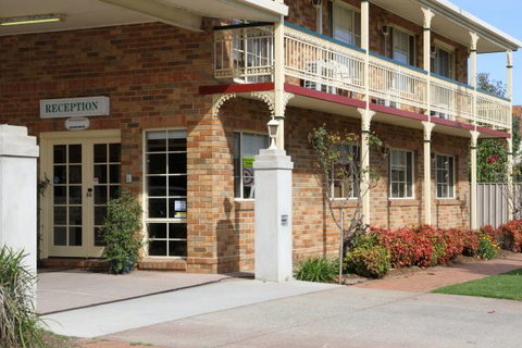 Grand Manor Motor Inn - QLD Tourism 0