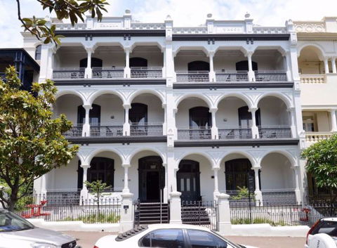 Hotel Challis - QLD Tourism 0