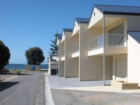 Karen's Cabins And Apartments - QLD Tourism 0