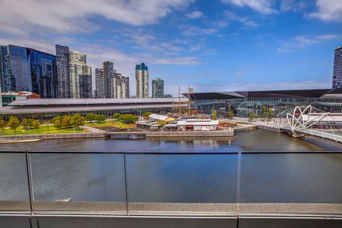 Melbourne Holiday Apartments Flinders Wharf - Queensland Tourism 1