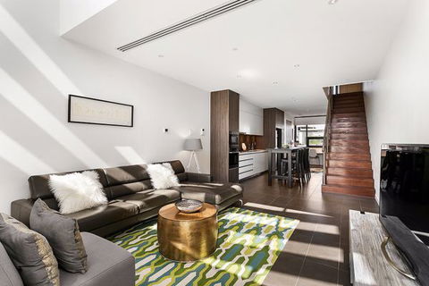 Melbourne Holiday Apartments Flinders Wharf - Queensland Tourism 3