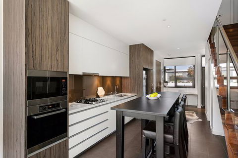 Melbourne Holiday Apartments Flinders Wharf - Queensland Tourism 4