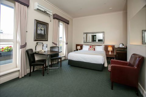 Oscar's Hotel And Cafe Bar - Queensland Tourism 1