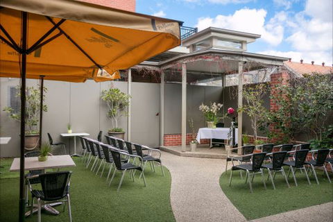 Oscar's Hotel And Cafe Bar - Queensland Tourism 7