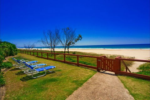 Pelican Sands Beach Resort - QLD Tourism 1
