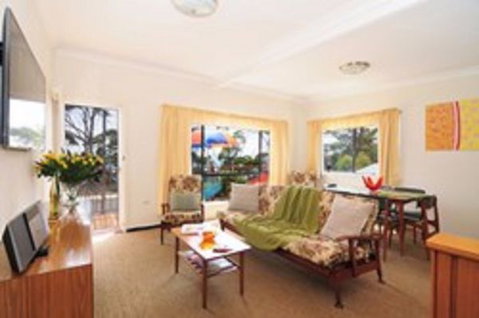 Retro Sands Beach House - QLD Tourism 1