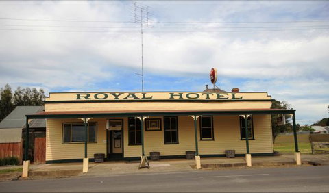 Royal Hotel Snake Valley - QLD Tourism 0