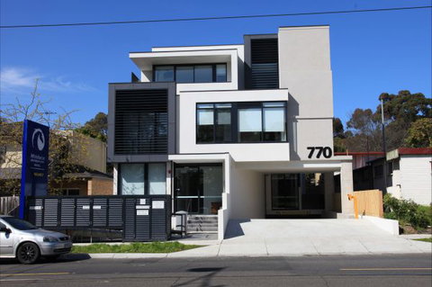 Whitehorse Apartments Hotel - QLD Tourism 0