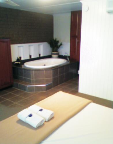 Country Plaza Motor Inn - QLD Tourism 8