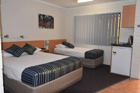 Billabong Motor Inn - QLD Tourism 0